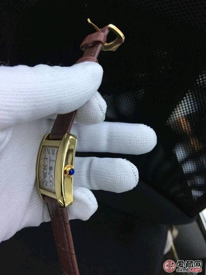     坦克方形女款腕表。时尚