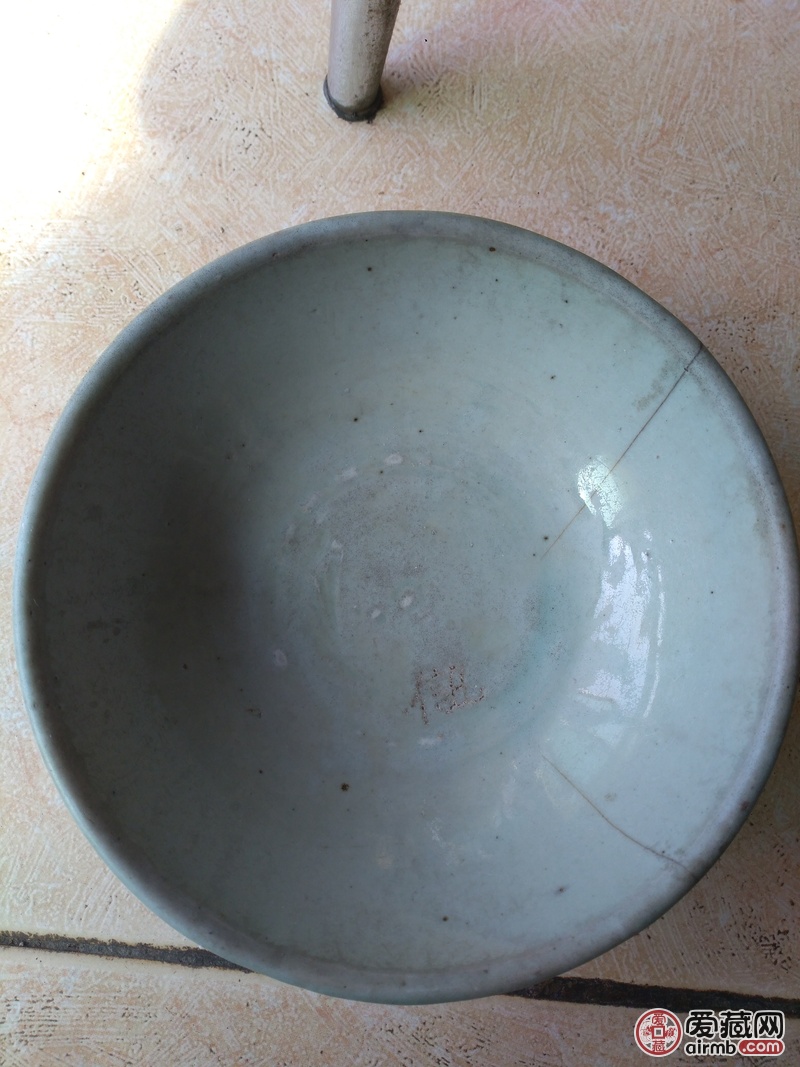 此器物是一只，明代嘉靖时期的青