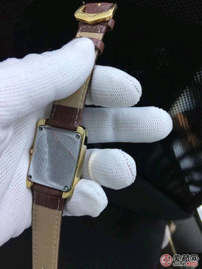     坦克方形女款腕表。时尚