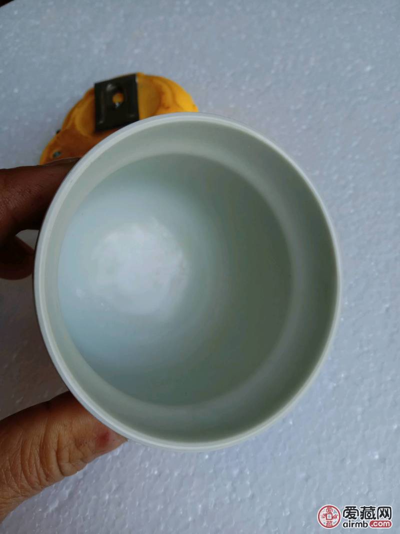 清代豆青釉茶盏，器型周整，釉水
