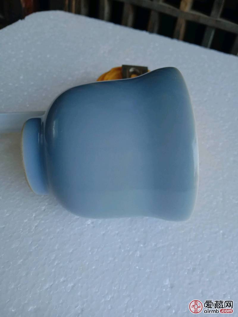 清代豆青釉茶盏，器型周整，釉水