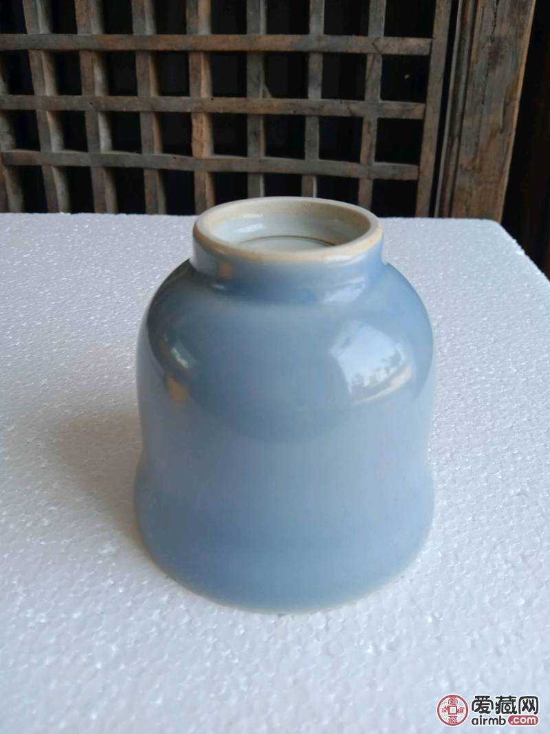 清代豆青釉茶盏，器型周整，釉水