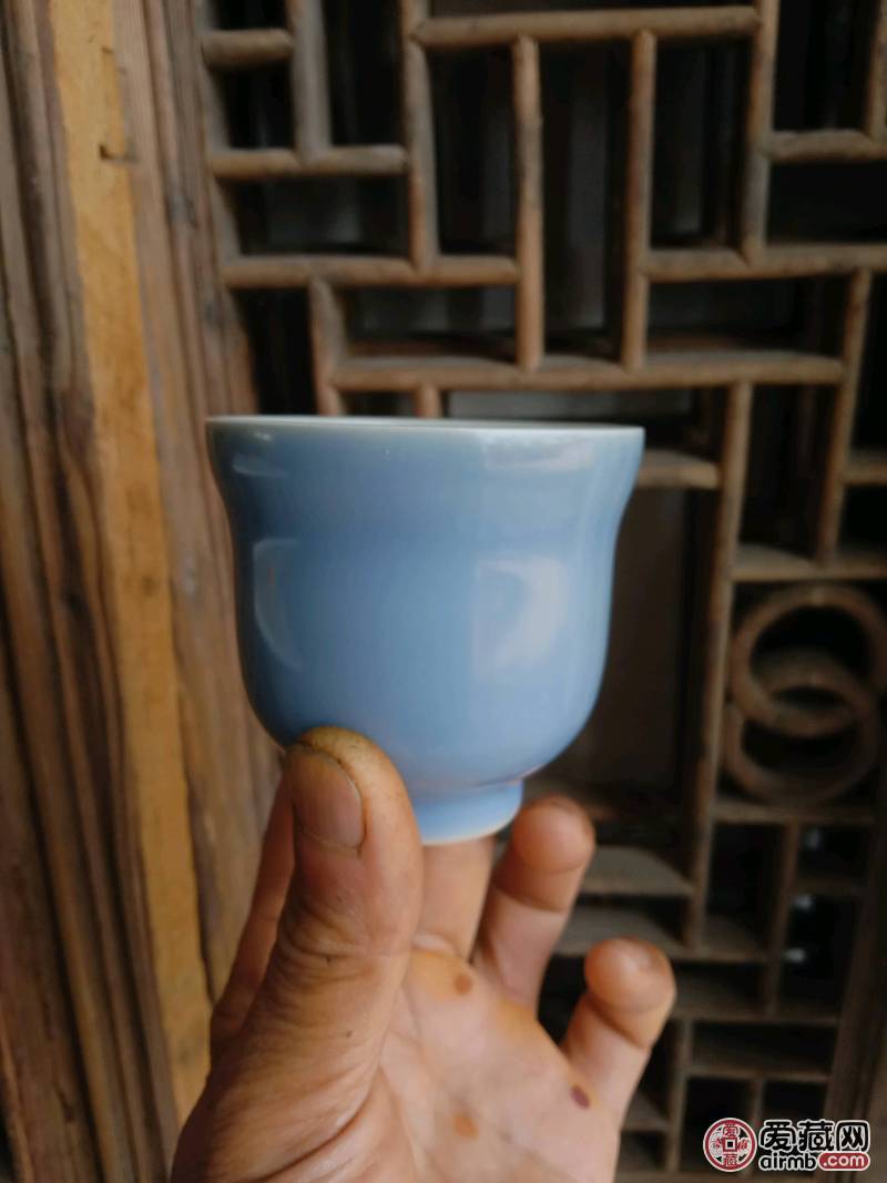 清代豆青釉茶盏，器型周整，釉水