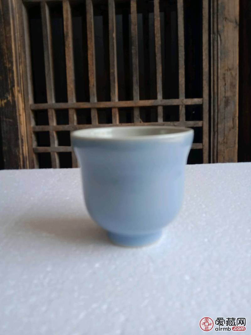 清代豆青釉茶盏，器型周整，釉水