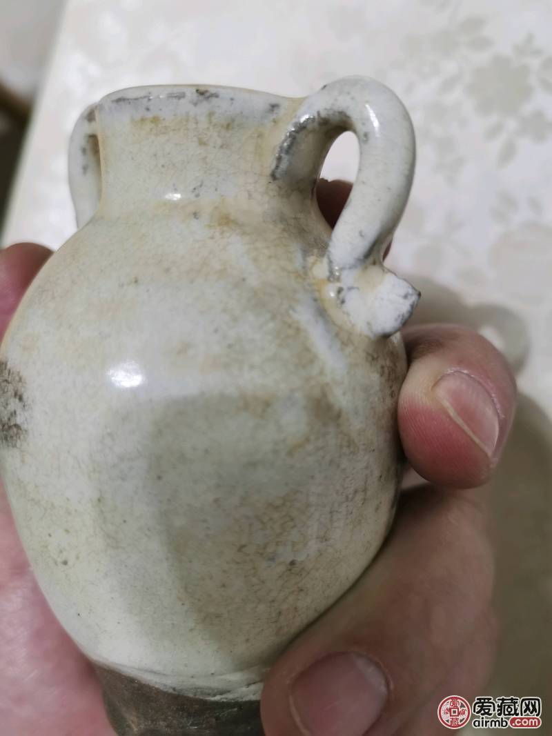 白瓷小瓶