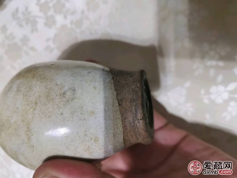 白瓷小瓶