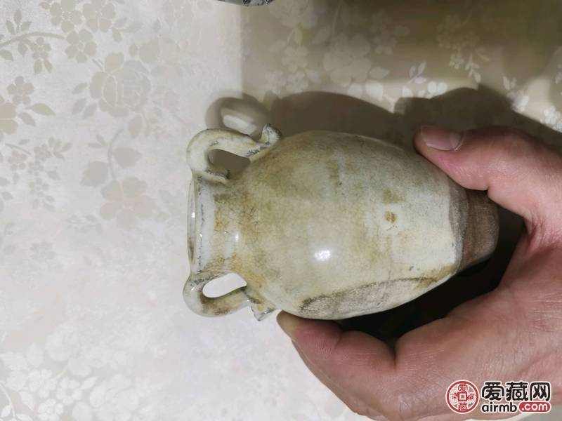 白瓷小瓶