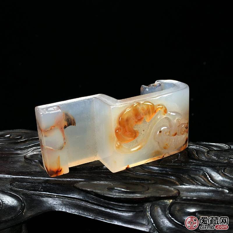 天然玛瑙俏雕回纹卷足福寿如意纹