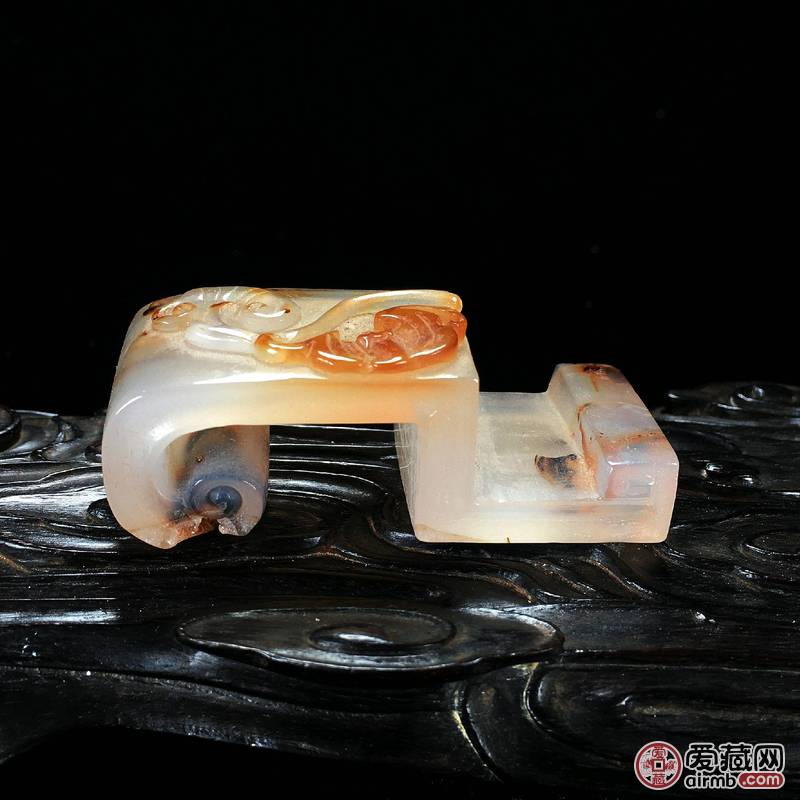 天然玛瑙俏雕回纹卷足福寿如意纹