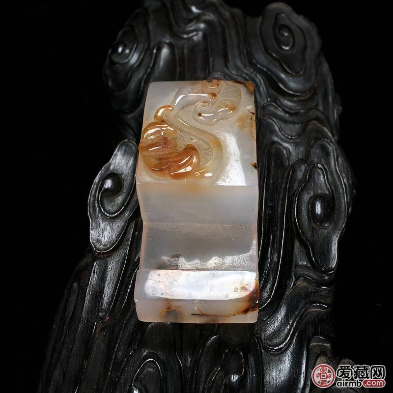 天然玛瑙俏雕回纹卷足福寿如意纹