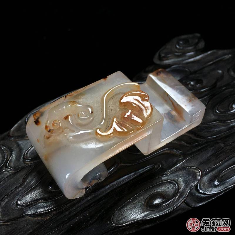 天然玛瑙俏雕回纹卷足福寿如意纹