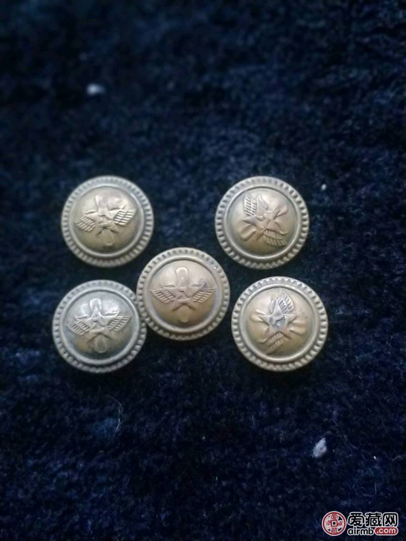 50年代空军军服铜扣一套5枚。