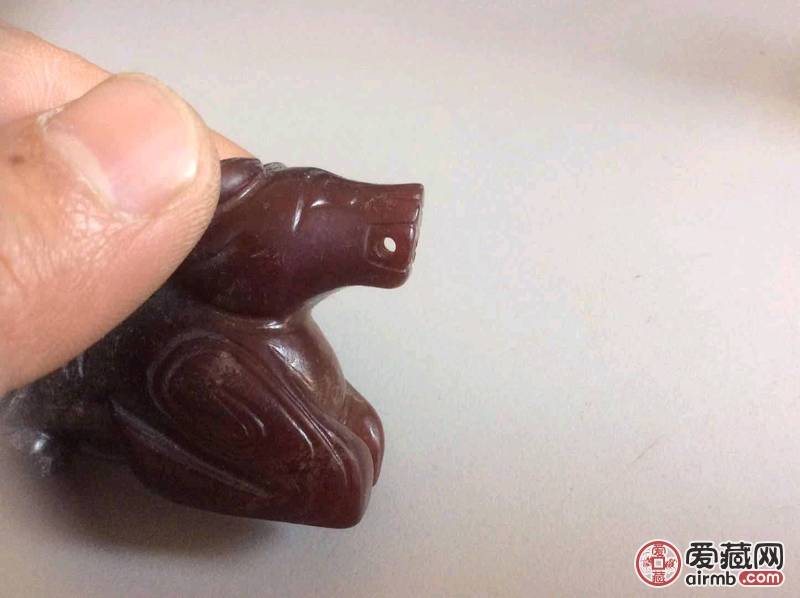 玉雕小牛手把件，雕工精细，形象