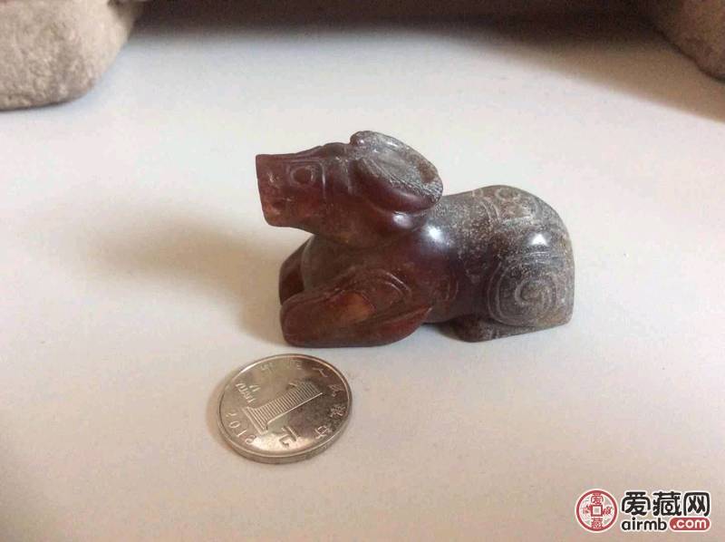 玉雕小牛手把件，雕工精细，形象