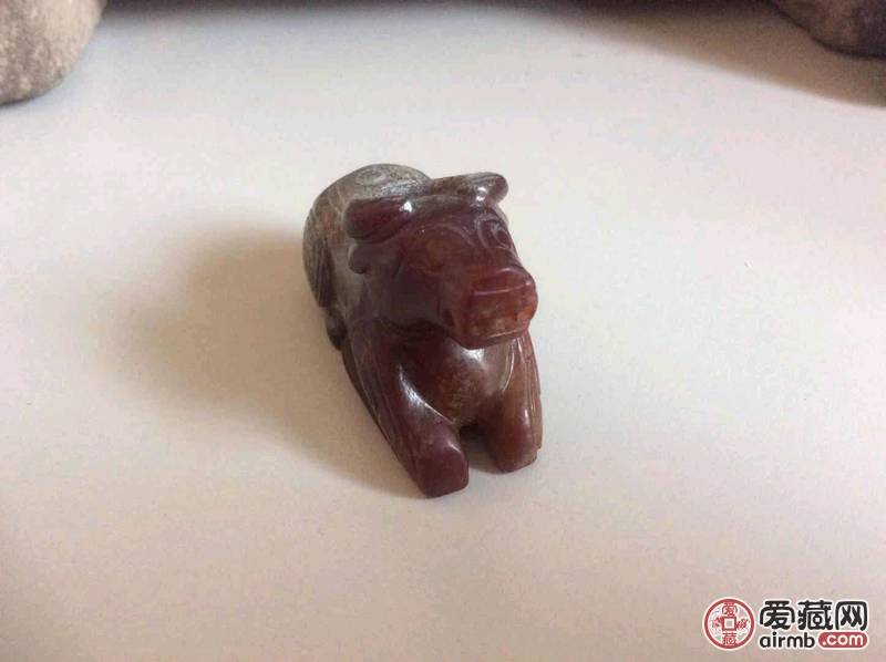 玉雕小牛手把件，雕工精细，形象