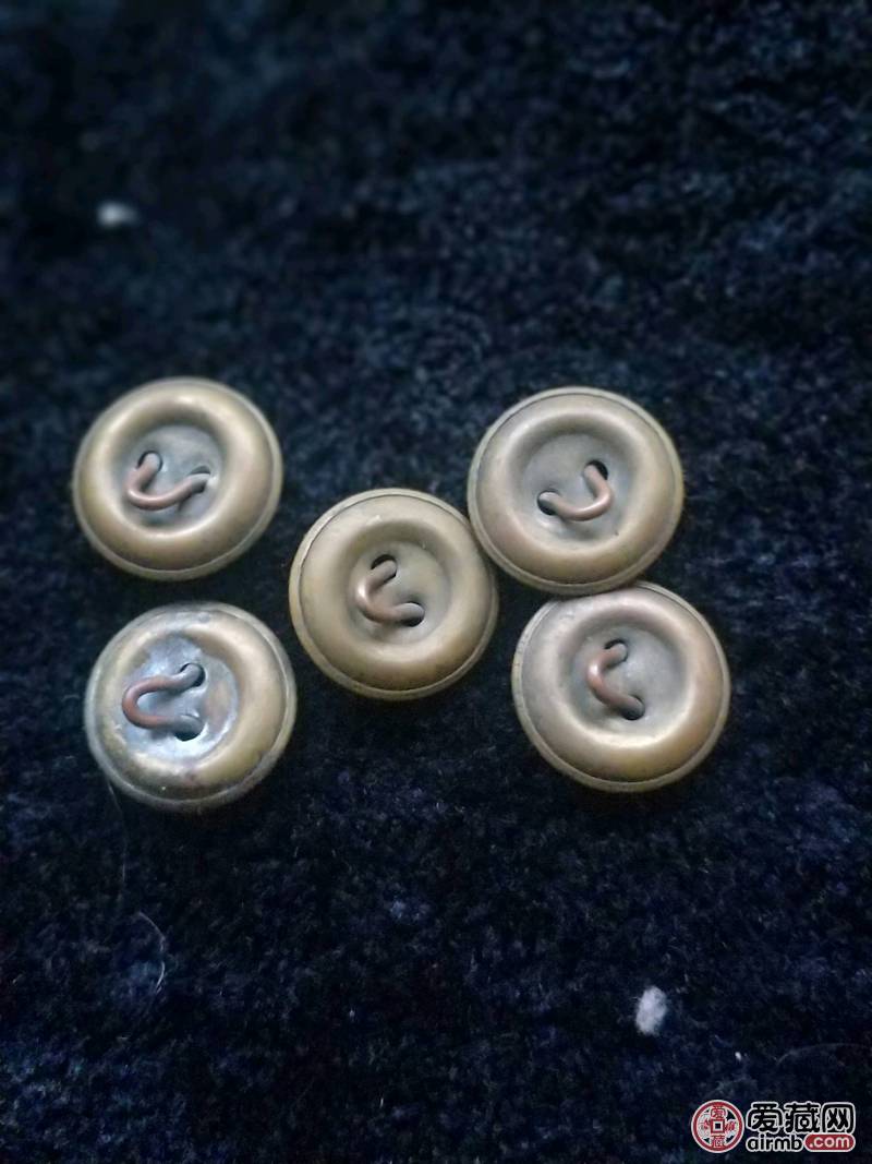 50年代空军军服铜扣一套5枚。