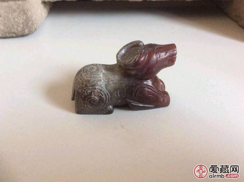 玉雕小牛手把件，雕工精细，形象