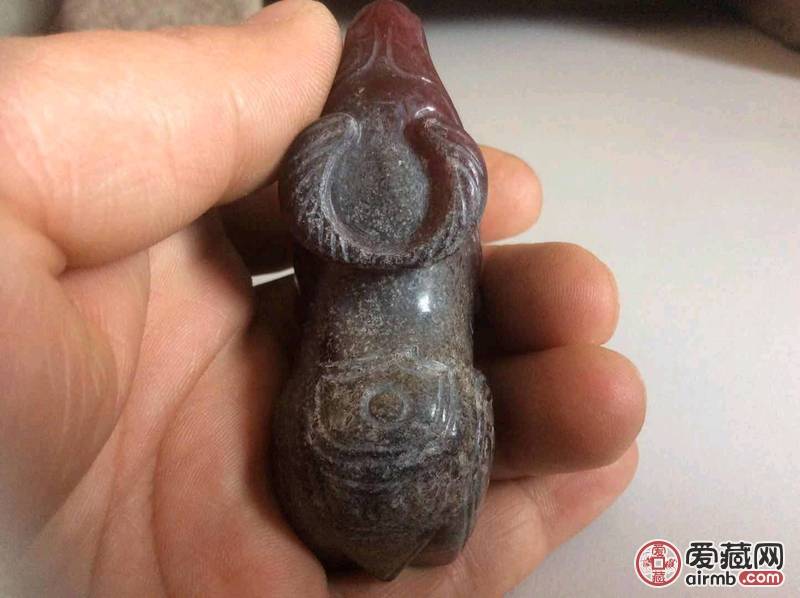玉雕小牛手把件，雕工精细，形象