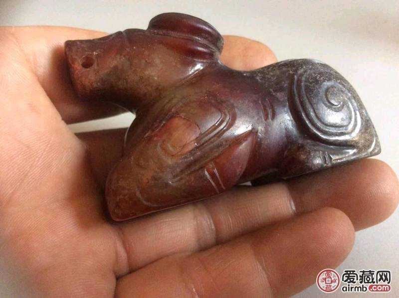 玉雕小牛手把件，雕工精细，形象