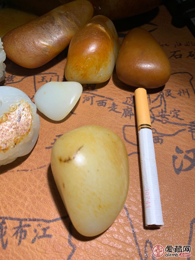 新疆和田白玉籽料，标准的黄白种
