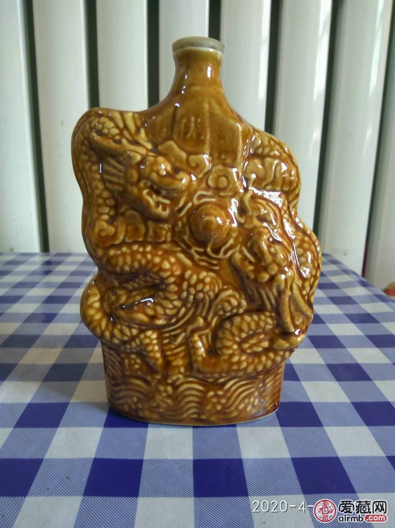 老酒瓶，酒壶。二龙戏珠。材质瓷