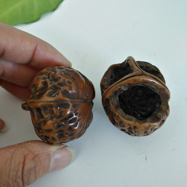 文玩核桃老核桃老核雕花篮一对老价格及鉴定真假