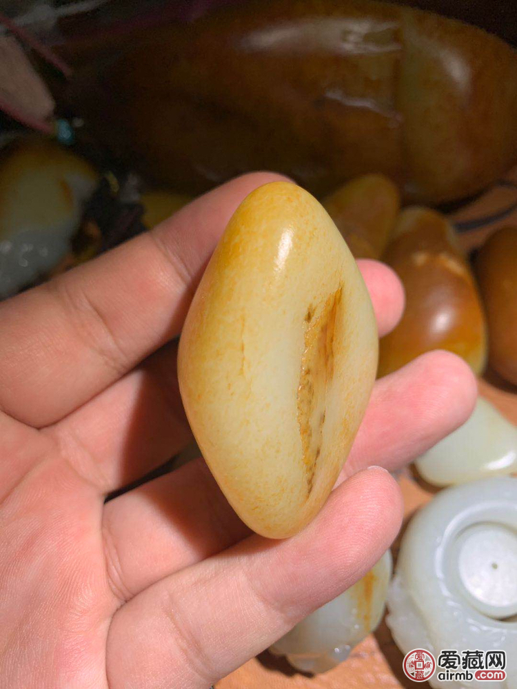 新疆和田白玉籽料，标准的黄白种