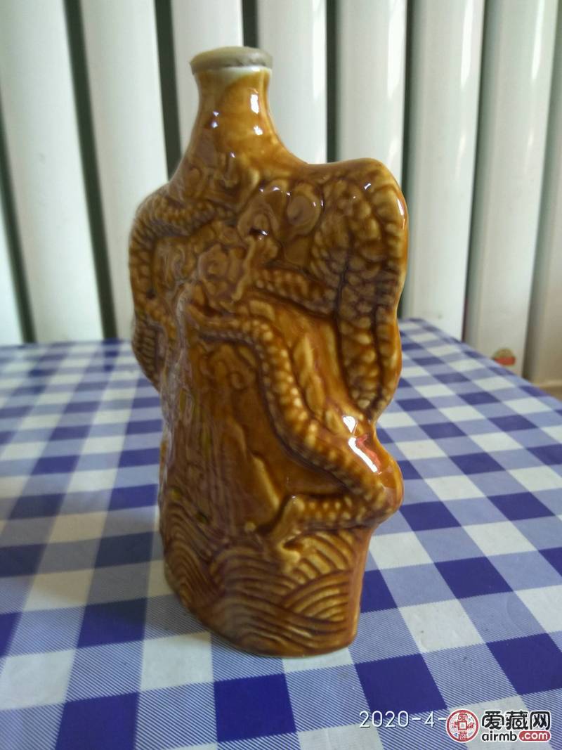 老酒瓶，酒壶。二龙戏珠。材质瓷