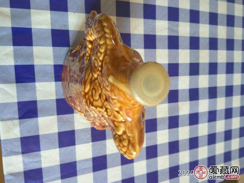老酒瓶，酒壶。二龙戏珠。材质瓷