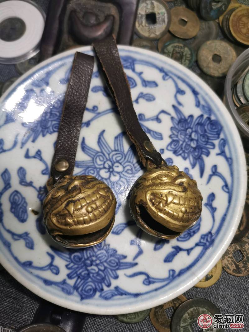 清虎头铃铛一对，铜质精良，工艺