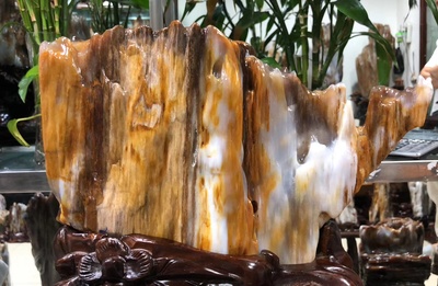 缅甸树化玉编号：9-6-8\n连底座总高34净高2