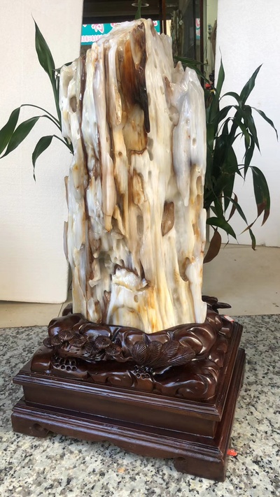 缅甸树化玉编号：1-6-21\n连底座总高68净高