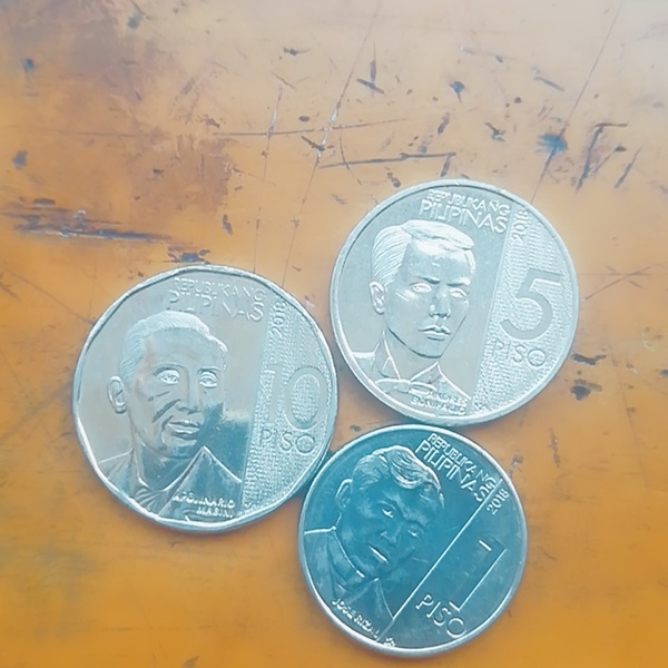 菲律宾新版硬币,1510比索各1枚,镜面光,多
