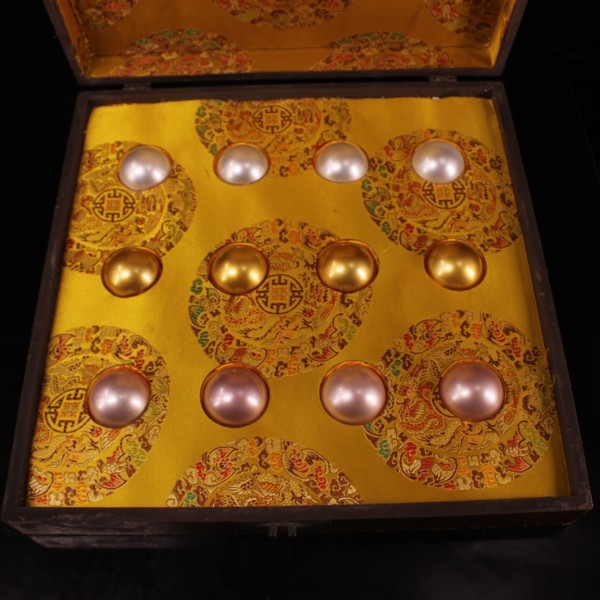 珍藏收清代宫廷皇家御用贡品罕见三色贝珠一盒配老漆
