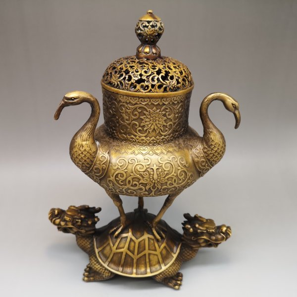 黄铜龟鹤香炉器型厚重形制端正包浆温润色泽雅