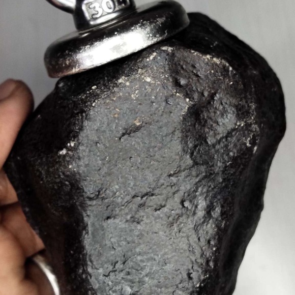新疆陨落区强磁铁陨石原石一块393克左右,带磁性