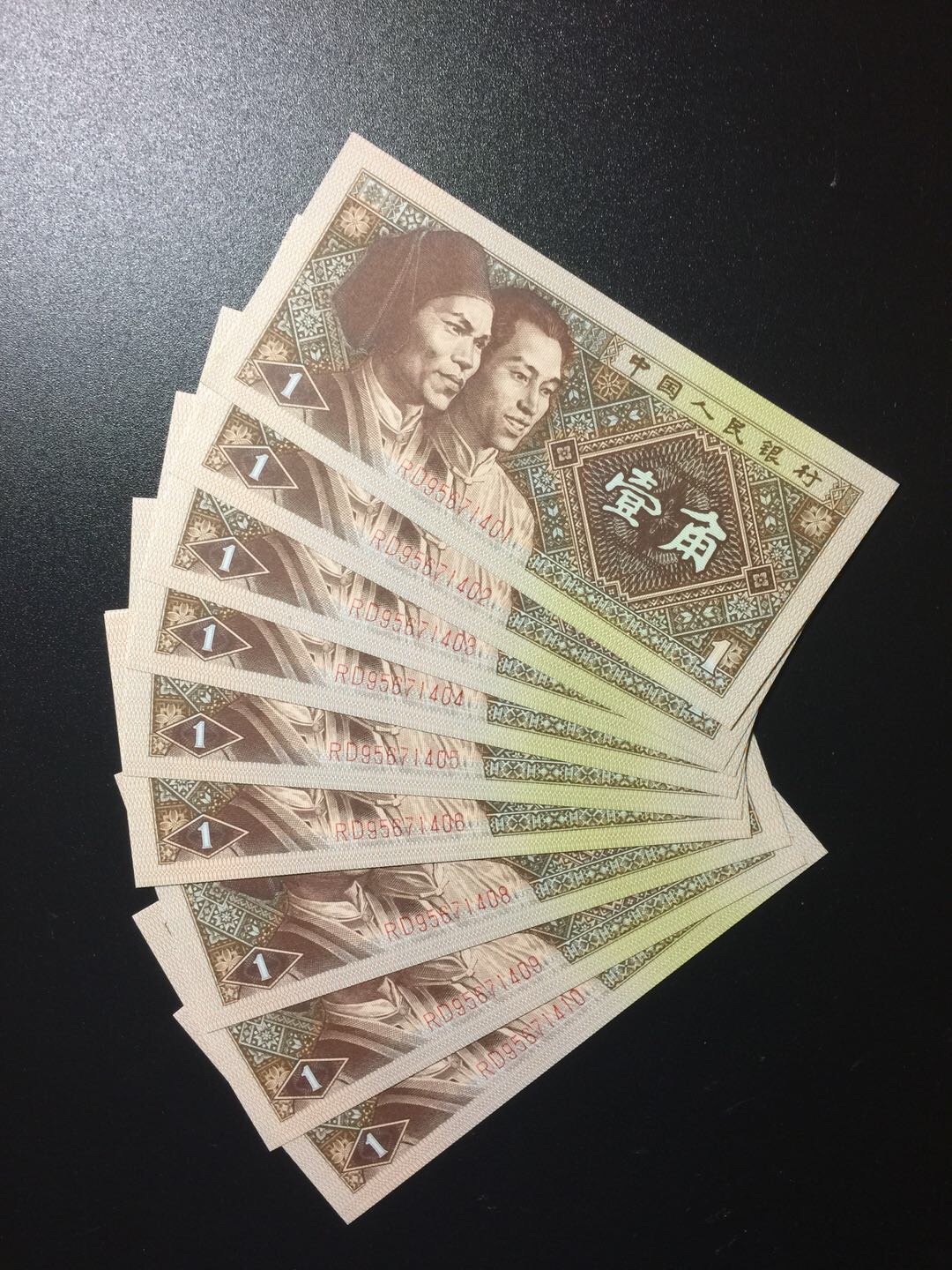 8001黄金甲rd冠,是1992年第二大组的强荧光背红,包灯下无斑,荧光大全