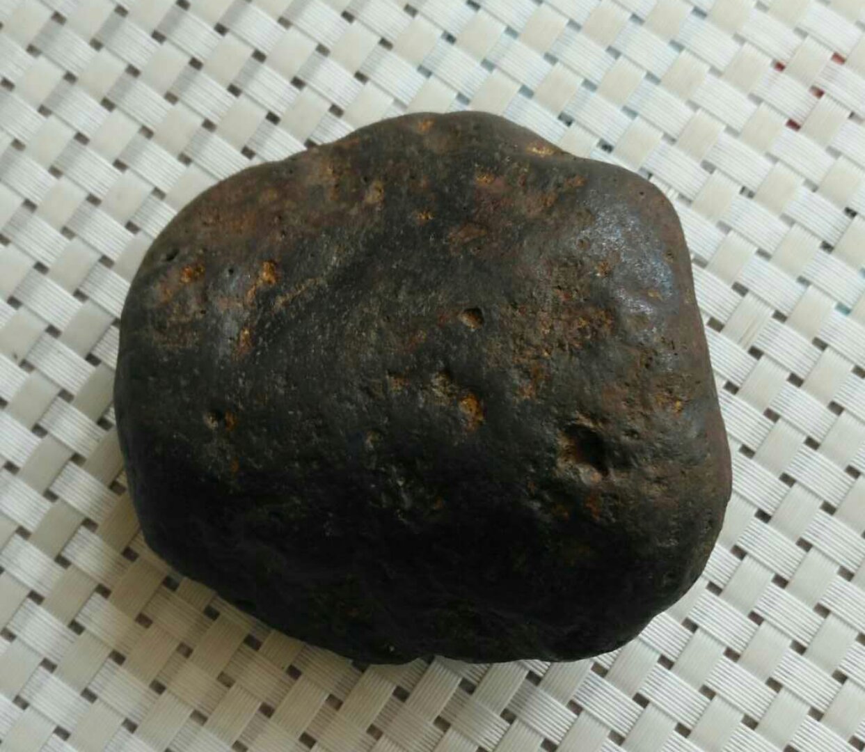 淘来的铁陨石原石一个重约800g尺寸细节如图铁