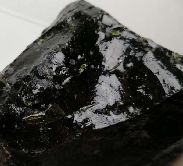 橄榄绿玻璃陨石. 重125.58克. 产地:吉林.