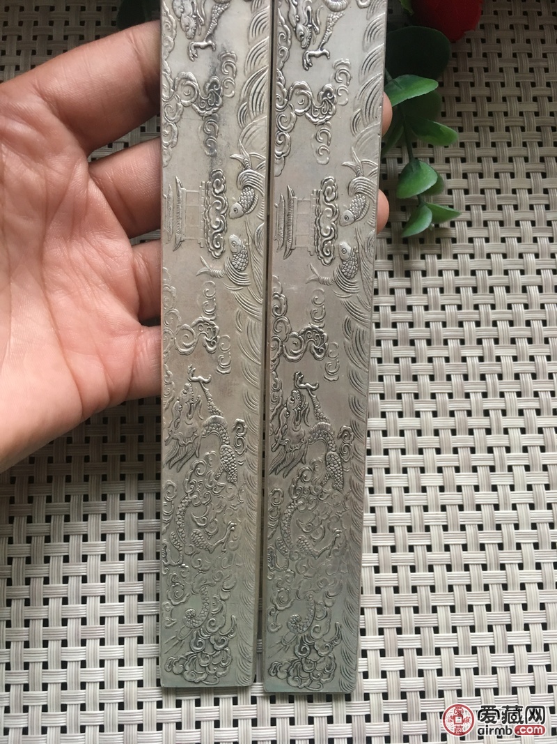 精美图案鱼跃龙门藏银镇尺一对保