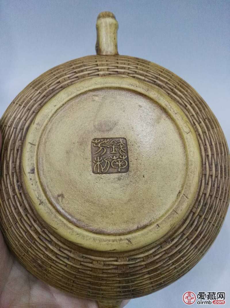 早期紫砂壶一把,底款钱菊芳.此
