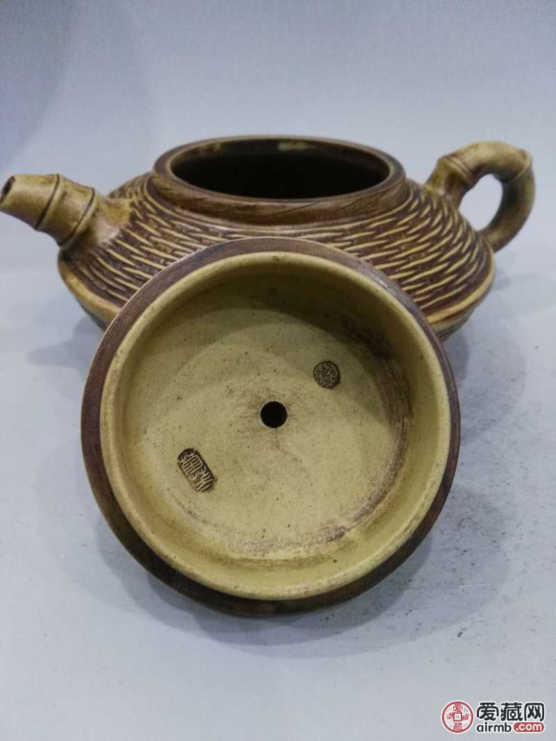 早期紫砂壶一把,底款钱菊芳.此