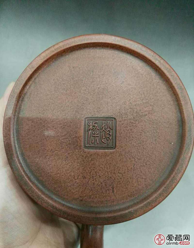 早期紫砂壶一把.狮韵莲台,底款