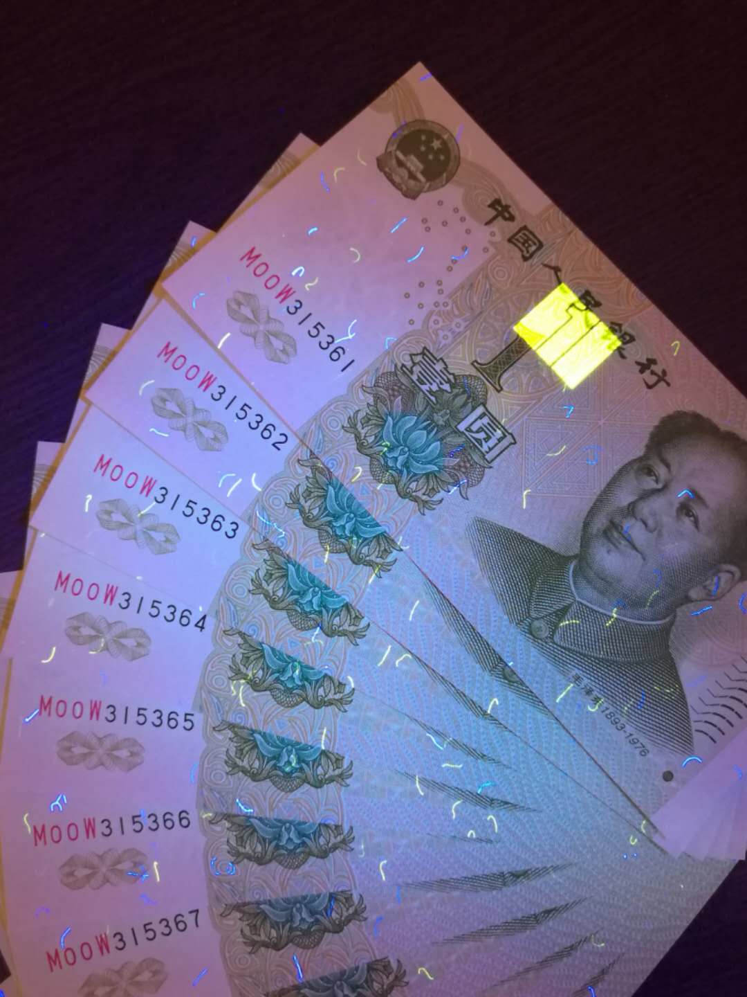 灯下荧光丝比普通的991要密集的多.m00w是991珍稀补号,几十捆里也不
