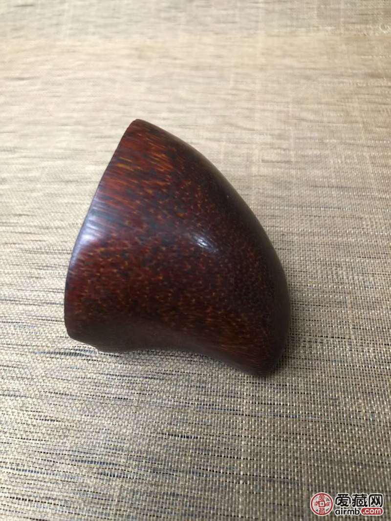 牛角尖摆件,皮壳老道纹路清晰