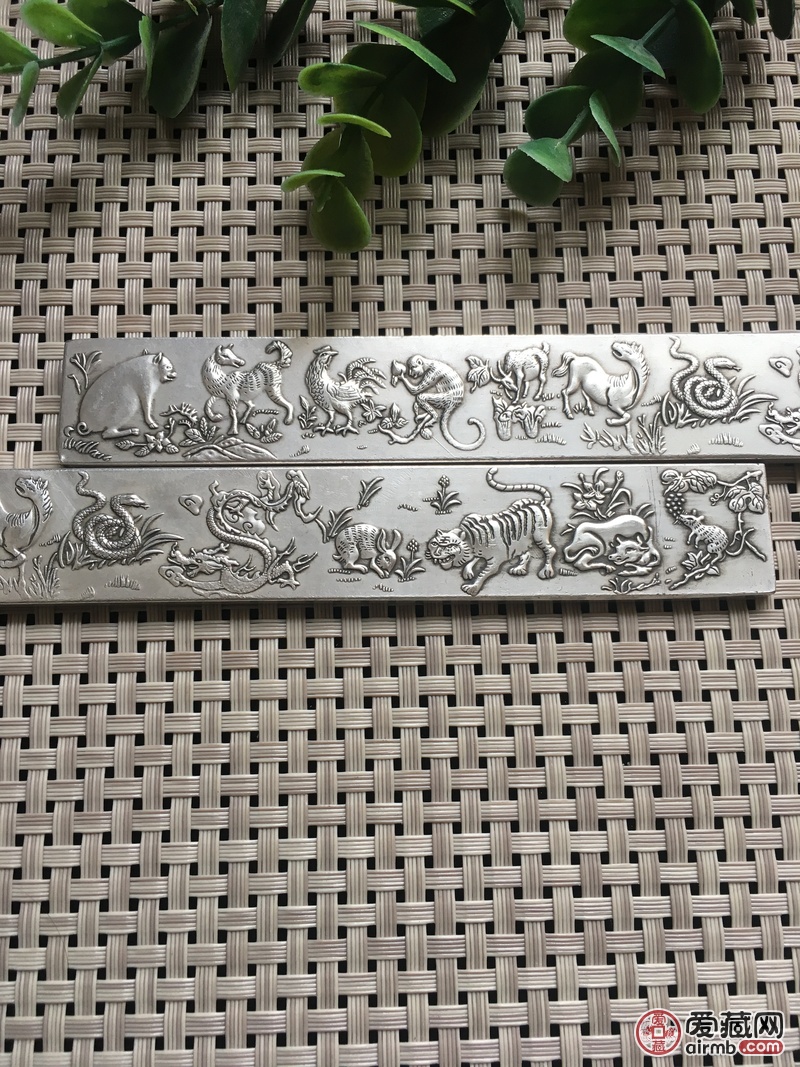精美图案十二生肖藏银镇尺一对保