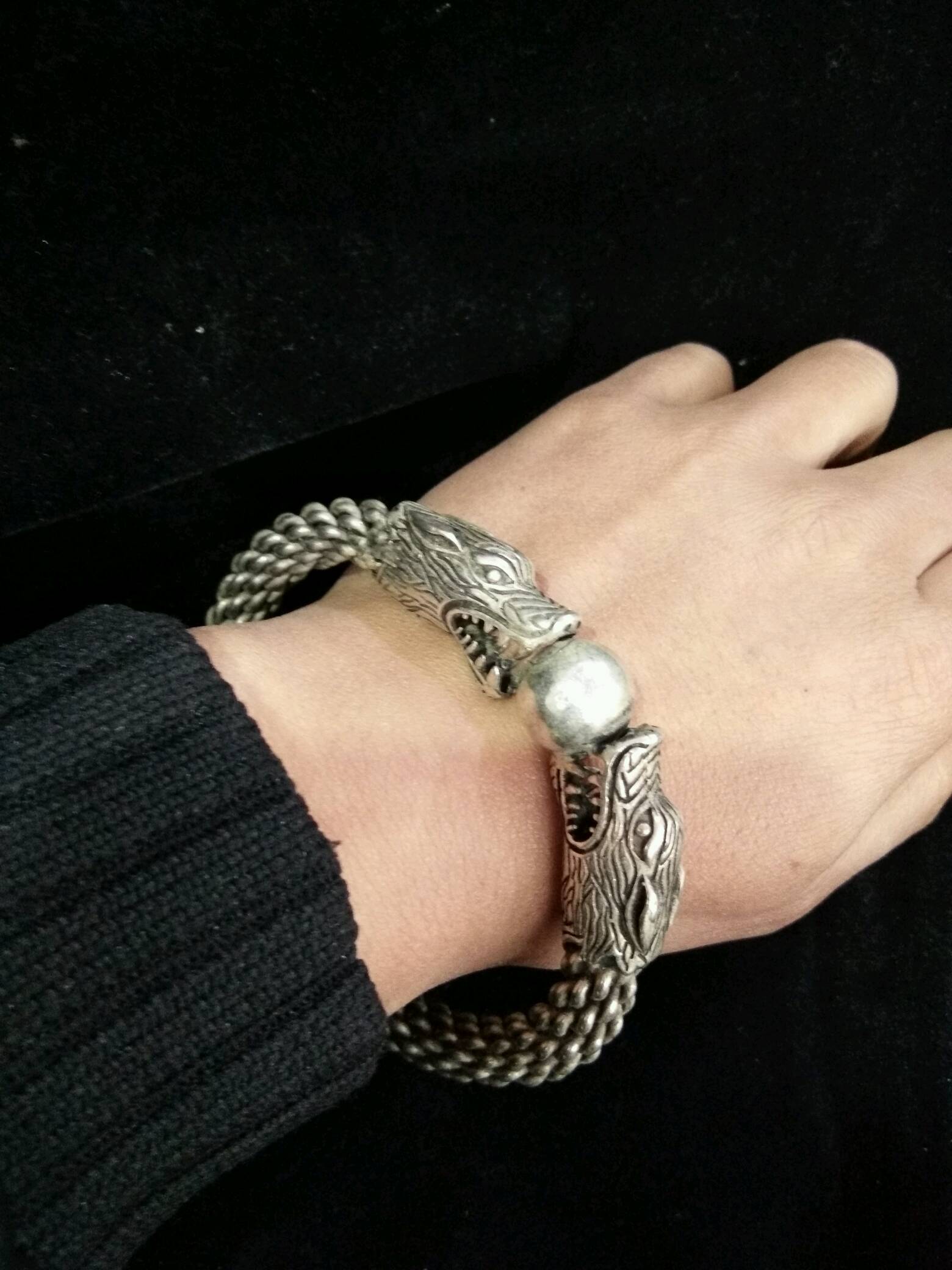 老藏银双龙戏珠手镯美观大方一图