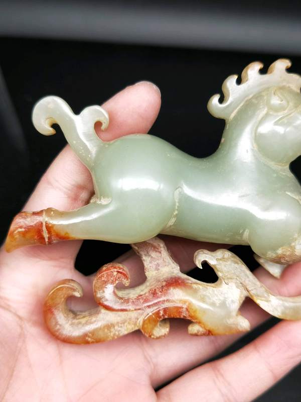 和田玉马踏飞燕品相大气沁色入骨喜欢的朋友不