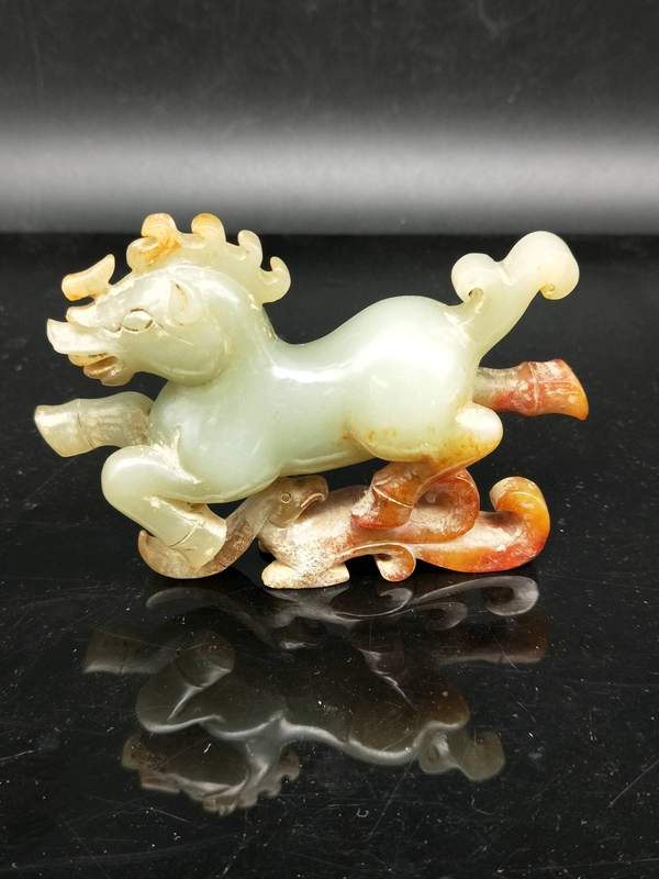 和田玉马踏飞燕品相大气沁色入骨喜欢的朋友不