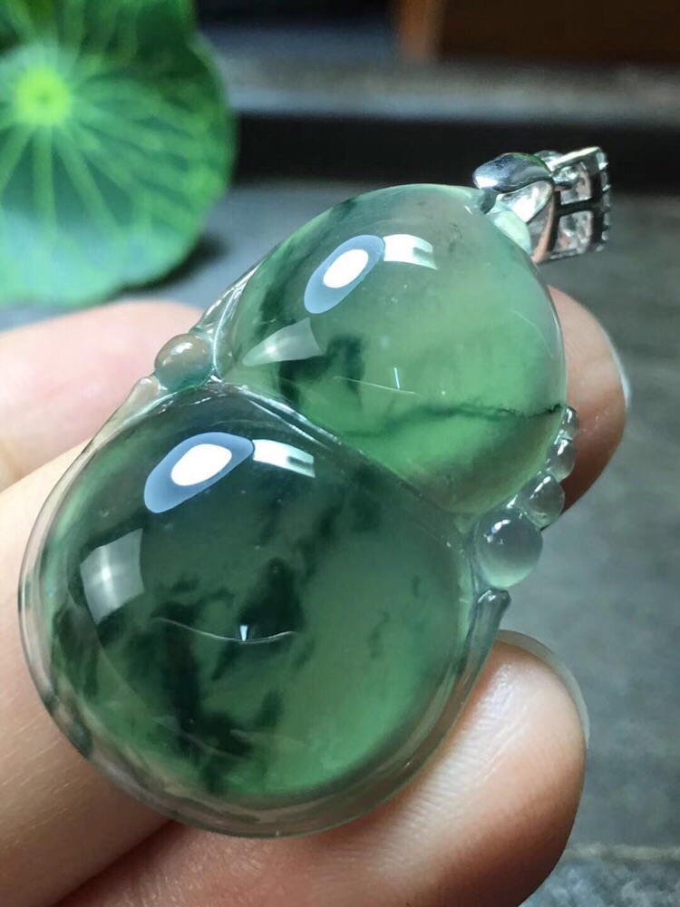 爱藏网 爱藏拍卖 翡翠 9 分享到: 精品天然翡翠a货,荧光冰绿飘花葫芦